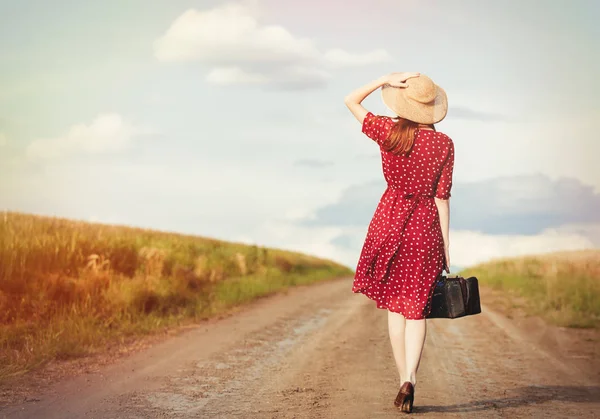 Chica Pelirroja Joven Con Bolsa Caminando Por Carretera Campo Viajar — Foto de Stock