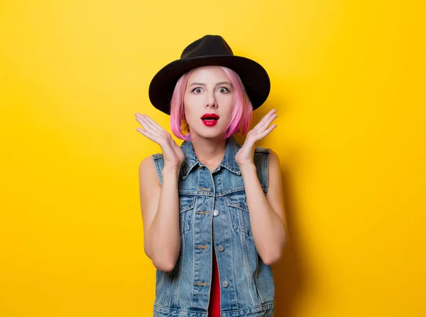 Portrét Mladé Styl Bederní Girl Růžové Vlasy Stylem Žlutém Podkladu — Stock fotografie