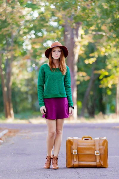 Mujer Pelirroja Joven Con Maleta Parque Temporada Otoño — Foto de Stock