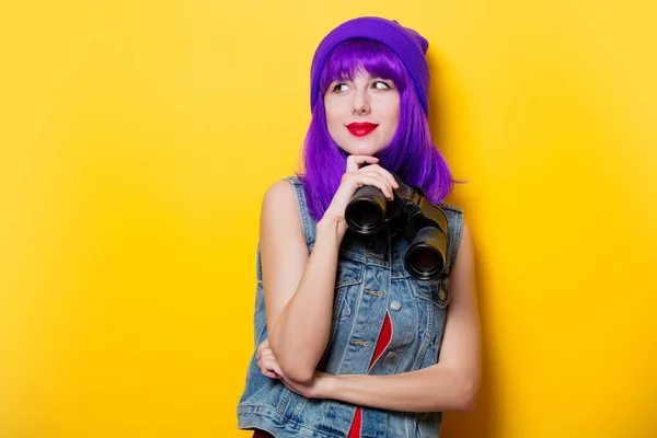 Retrato Menina Hipster Estilo Jovem Com Cabelo Roxo Binóculos Fundo — Fotografia de Stock