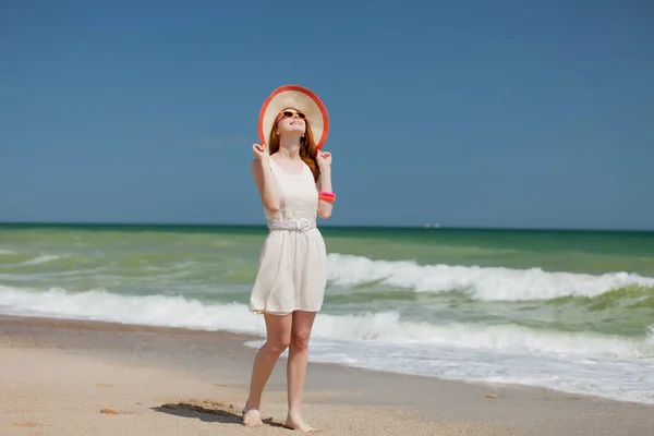 Giovane Ragazza Rossa Cappello Sulla Spiaggia Mare Durante Estate — Foto Stock