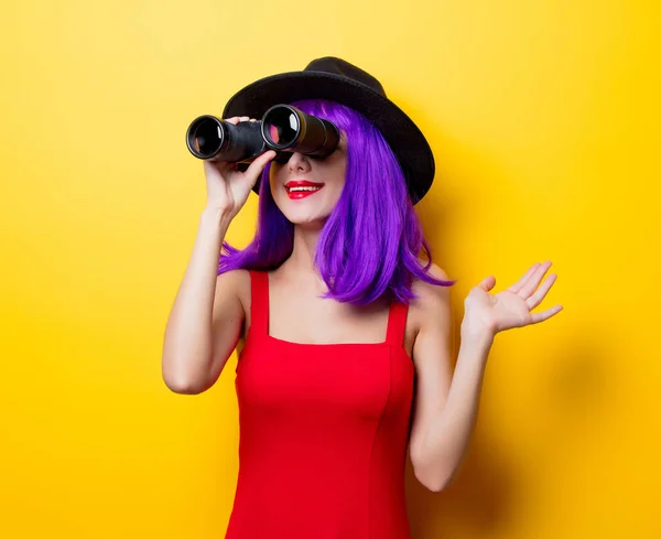 紫髪型と背景が黄色の双眼鏡若いスタイルの流行に敏感な女の子の肖像画 — ストック写真