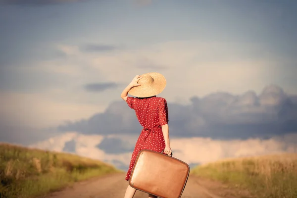 Chica Pelirroja Joven Con Bolsa Caminando Por Carretera Campo Viajar — Foto de Stock