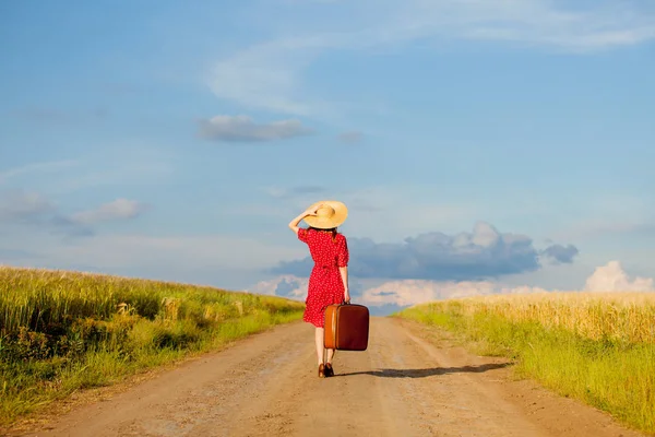 田舎で道歩いてバッグ若い赤毛の女の子 世界一周旅行します — ストック写真