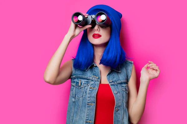青い髪とピンクの背景に双眼鏡若いスタイルの流行に敏感な女の子の肖像画 — ストック写真