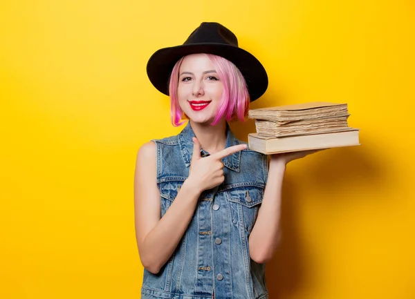 Retrato Menina Hipster Estilo Jovem Com Penteado Rosa Com Livros — Fotografia de Stock