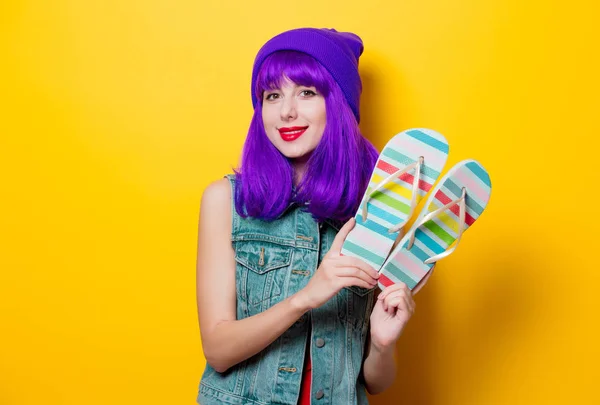 Retrato Chica Hipster Estilo Joven Con Peinado Púrpura Con Chanclas —  Fotos de Stock