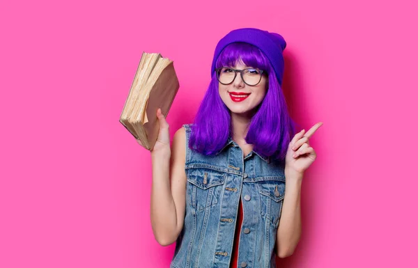 年轻时尚女孩的肖像 紫色的头发和粉红色的背景书 — 图库照片