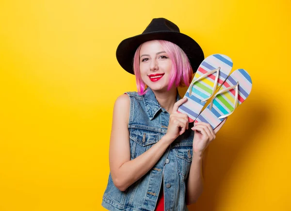 Retrato Chica Hipster Estilo Joven Con Peinado Rosa Chanclas Zapatos —  Fotos de Stock