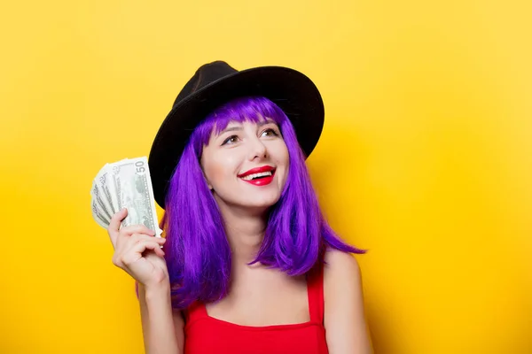 Πορτρέτο Των Νέων Ύφους Hipster Κορίτσι Μωβ Χτένισμα Χρήματα Κίτρινο — Φωτογραφία Αρχείου
