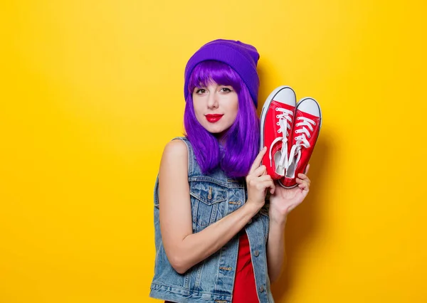 Ritratto Giovane Ragazza Hipster Stile Con Capelli Viola Gomme Rosse — Foto Stock