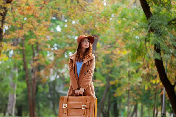 Giovane Rossa Donna Con Valigia Parco Stagione Autunnale — Foto Stock