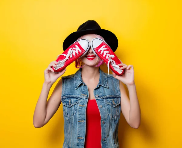 Portrait Jeune Fille Hipster Style Avec Coiffure Rose Gommes Rouges — Photo