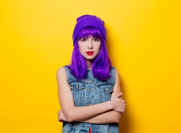 Sarı Zemin Üzerine Mor Saçlı Genç Stil Hippi Kız Portresi — Stok fotoğraf