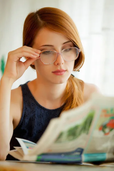 Νεαρό Κορίτσι Που Διαβάζει Εφημερίδα Γυαλιά Στο Σπίτι — Φωτογραφία Αρχείου