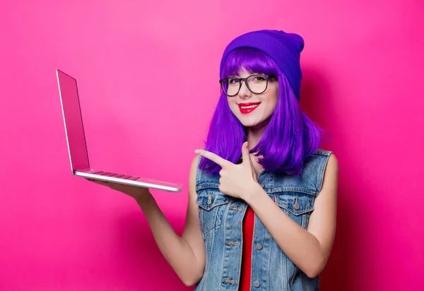 Portrait Jeune Fille Hipster Style Avec Les Cheveux Violets Ordinateur — Photo