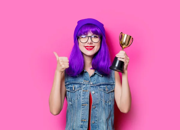 Портрет Дівчини Гіпстера Фіолетовим Волоссям Чашкою Трофею Рожевому Фоні — стокове фото