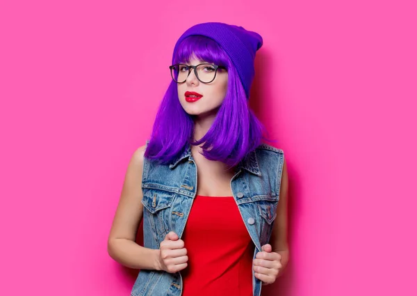 Portret Młodego Stylu Hipster Dziewczyna Fioletowymi Włosami Różowym Tle — Zdjęcie stockowe