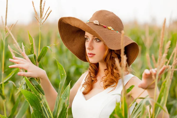 Молодая Девушка Шляпе Кукурузном Поле Природе — стоковое фото