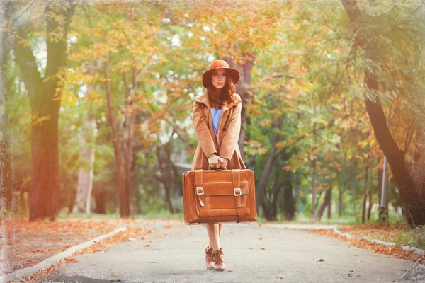 Giovane Rossa Donna Con Valigia Parco Stagione Autunnale — Foto Stock