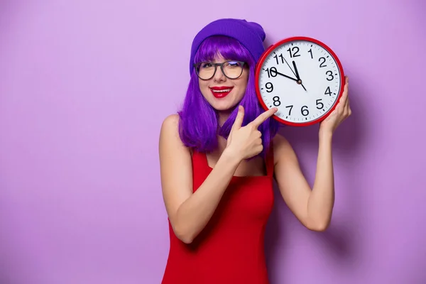 Ritratto Giovane Ragazza Hipster Stile Con Capelli Viola Grande Orologio — Foto Stock