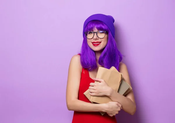 Портрет Дівчини Хіпстера Фіолетовим Волоссям Книгами Фіолетовому Кольоровому Фоні — стокове фото