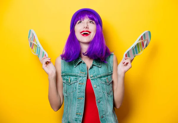 Retrato Chica Hipster Estilo Joven Con Peinado Púrpura Con Chanclas —  Fotos de Stock