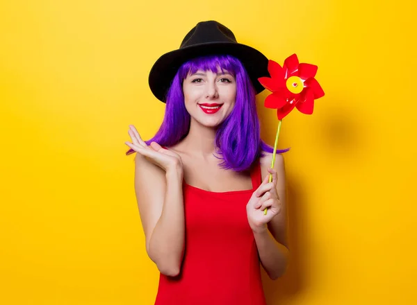 Retrato Menina Hipster Estilo Jovem Com Penteado Roxo Com Pinwheel — Fotografia de Stock