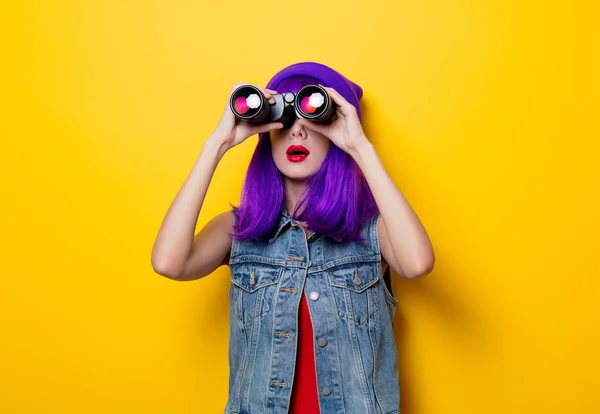 Retrato Chica Hipster Estilo Joven Con Pelo Morado Binoculares Sobre —  Fotos de Stock