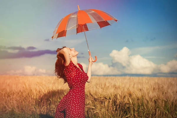 Jonge Roodharige Meisje Met Paraplu Staande Buurt Van Tarweveld Platteland — Stockfoto