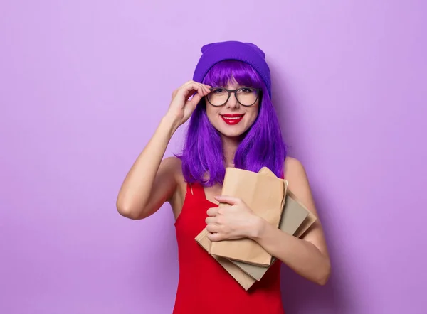紫色头发的年轻时髦女孩肖像和紫色背景书 — 图库照片