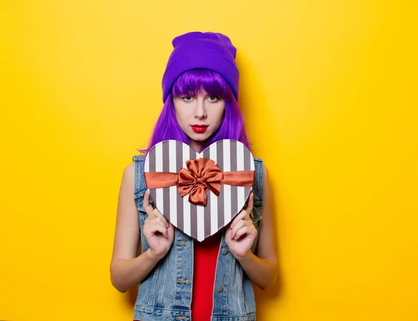 Retrato Chica Hipster Estilo Joven Con Peinado Púrpura Con Caja — Foto de Stock