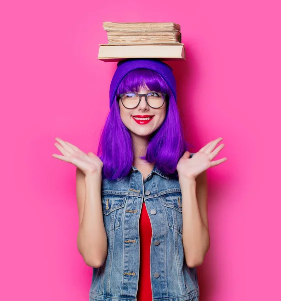 Портрет Дівчини Хіпстера Фіолетовим Волоссям Книгами Рожевому Фоні — стокове фото