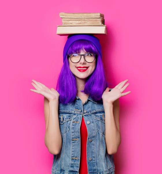 Ritratto Ragazza Hipster Dallo Stile Giovane Con Capelli Viola Libri — Foto Stock