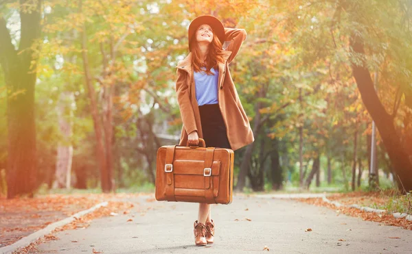 Jonge Roodharige Vrouw Met Koffer Het Herfst Seizoen Park — Stockfoto