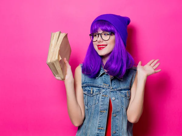 Retrato Menina Hipster Estilo Jovem Com Cabelo Roxo Livros Sobre — Fotografia de Stock