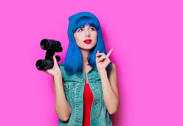 Портрет Девушки Хипстера Молодом Стиле Голубыми Волосами Биноклем Розовом Фоне — стоковое фото