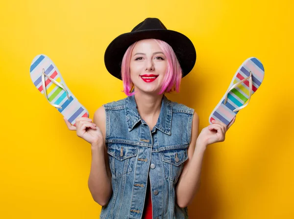 Retrato Menina Hipster Estilo Jovem Com Penteado Rosa Sapatos Chinelos — Fotografia de Stock