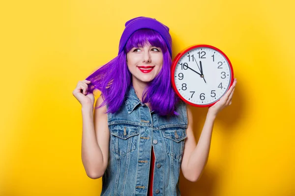 Retrato Chica Hipster Estilo Joven Con Pelo Morado Con Reloj —  Fotos de Stock