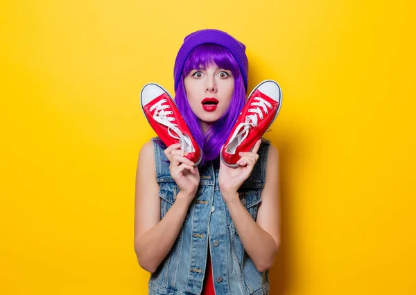 Retrato Menina Hipster Estilo Jovem Com Cabelo Roxo Gumshoes Vermelho — Fotografia de Stock