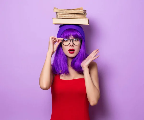 Porträt Eines Jungen Hipster Mädchens Mit Lila Haaren Und Büchern — Stockfoto