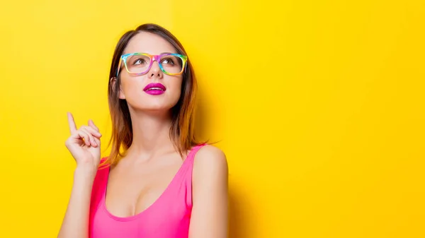 Menina em um terno de banho de uma peça rosa — Fotografia de Stock