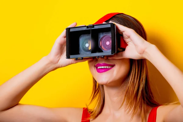 Dziewczyna w okularach wirtualnej rzeczywistości — Zdjęcie stockowe