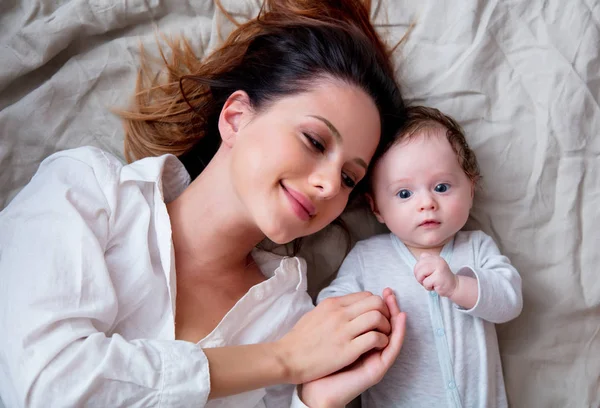Anya és a kisgyermek fekve — Stock Fotó