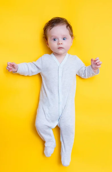 Pequeno bebê em roupas brancas — Fotografia de Stock