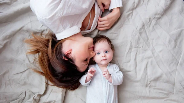 Mor og et lite barn – stockfoto