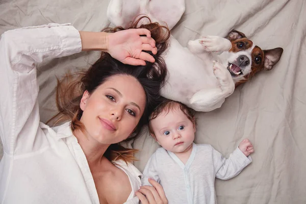 Jovem mãe e uma pequena criança com cão — Fotografia de Stock