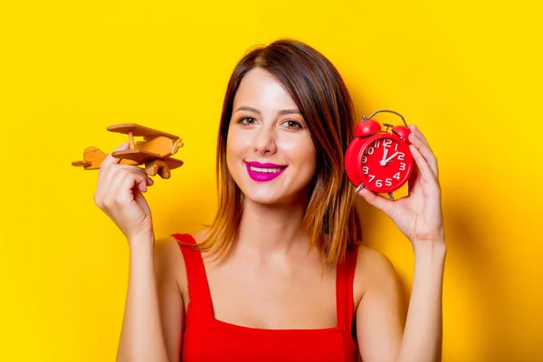 Chica con reloj y avión juguete —  Fotos de Stock