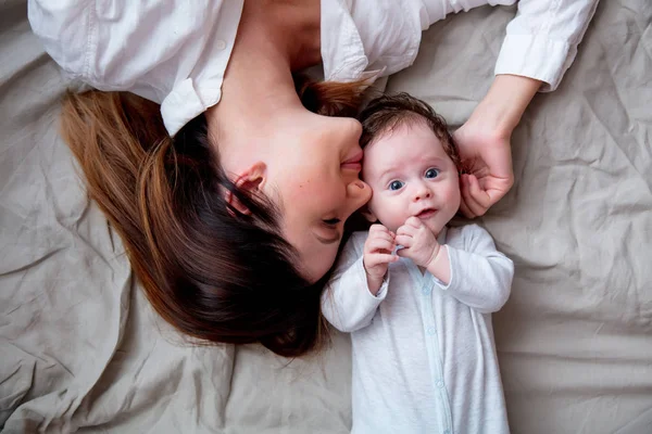 Mãe e uma criança pequena — Fotografia de Stock