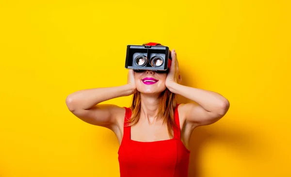 Chica con gafas de realidad virtual —  Fotos de Stock